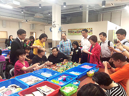 圖為中國殘聯(lián)副主席呂世明一行參訪當地社會服務組織