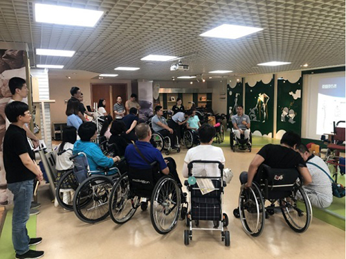 圖為與殘疾人交流