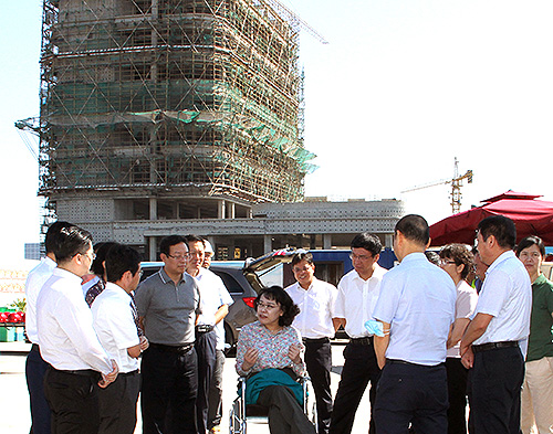 圖為張海迪一行在建設(shè)工地考察