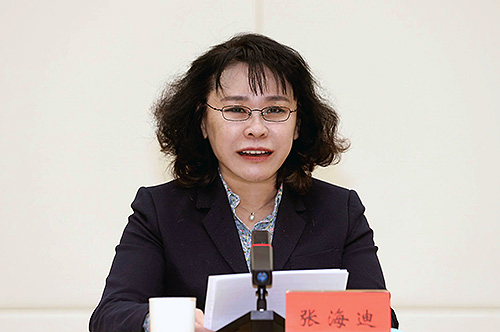 圖為中國殘聯(lián)主席張海迪出席會議并講話