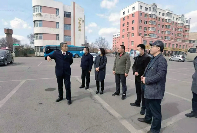 圖為調研組查看龍江縣火車站無障礙設施建設情況