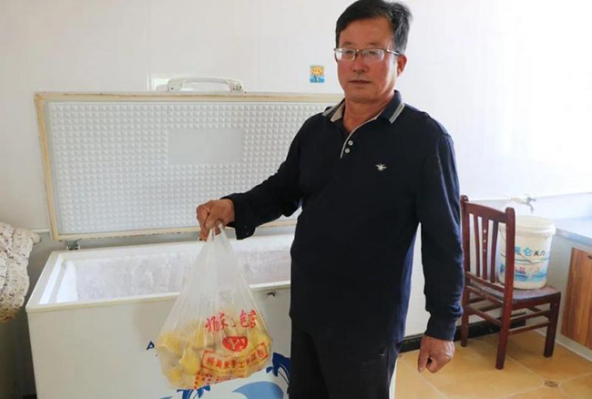楊旭明在展示他自制的切糕