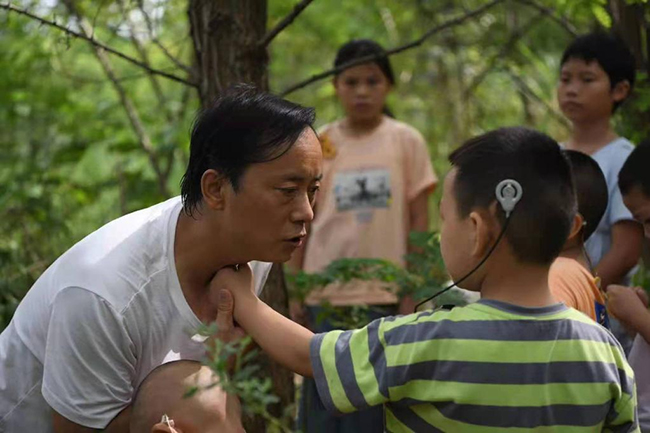 趙小平在給聽障兒童做發(fā)音練習