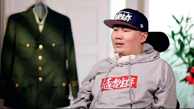 圖為輪椅上的朱銘駿