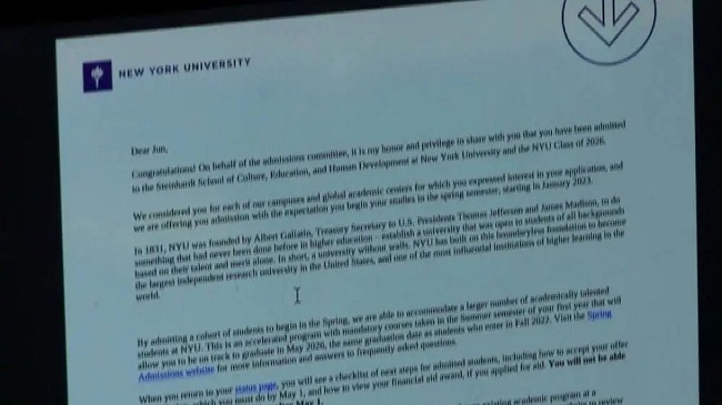 圖為張駿的紐約大學(xué)錄取通知書