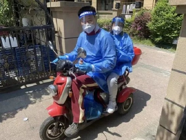 圖為王彥章身穿防護(hù)服參與志愿服務(wù)