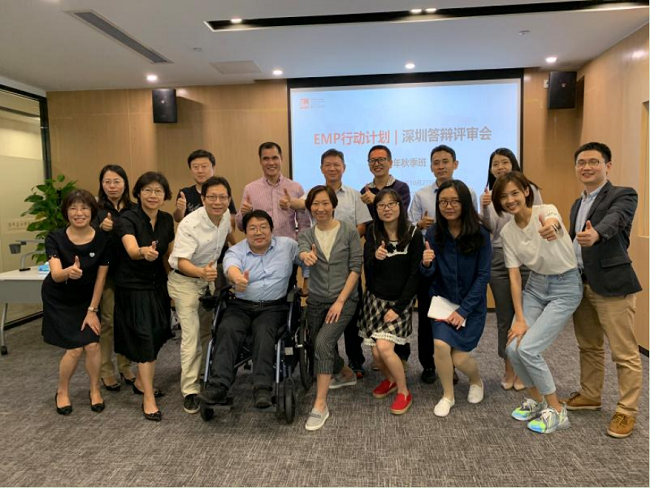 圖為劉海軍為國際公益學(xué)院做論文答辯評委