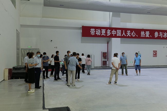 圖為無障礙專家組考察冰壺場地