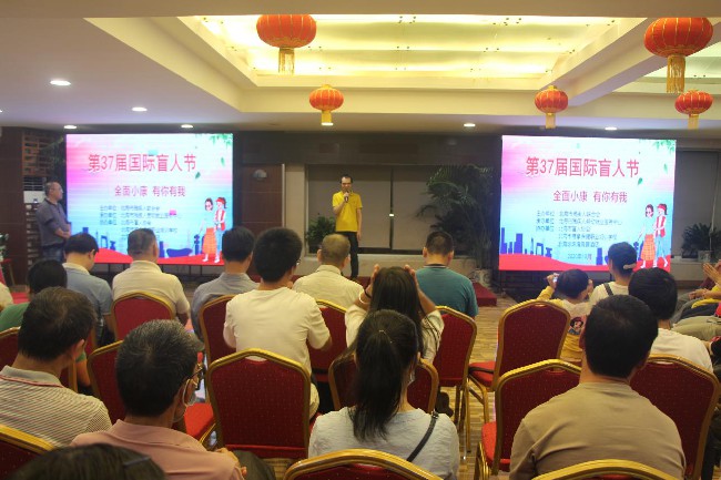 圖為蘇淵發(fā)在國(guó)際盲人節(jié)上與盲人朋友交流創(chuàng)業(yè)心得