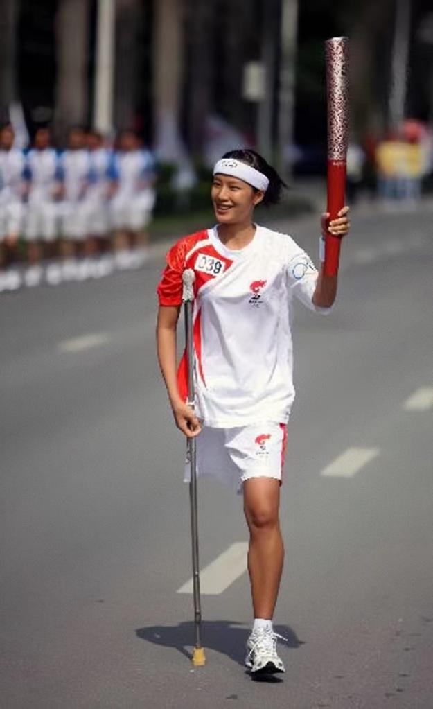 圖為歸玉娜參與奧運(yùn)圣火傳遞