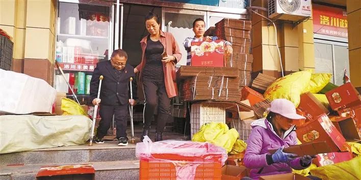 圖為屈萬平在發(fā)貨點工作