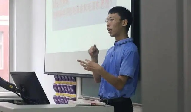 圖為講課中的張九童