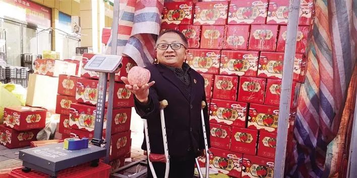 圖為屈萬平向人們夸贊蘋果