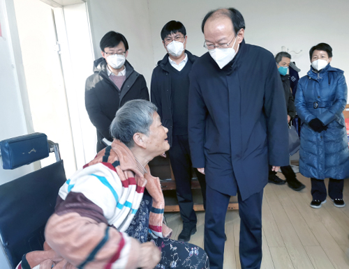 圖為周長奎書記走訪探視困難殘疾人