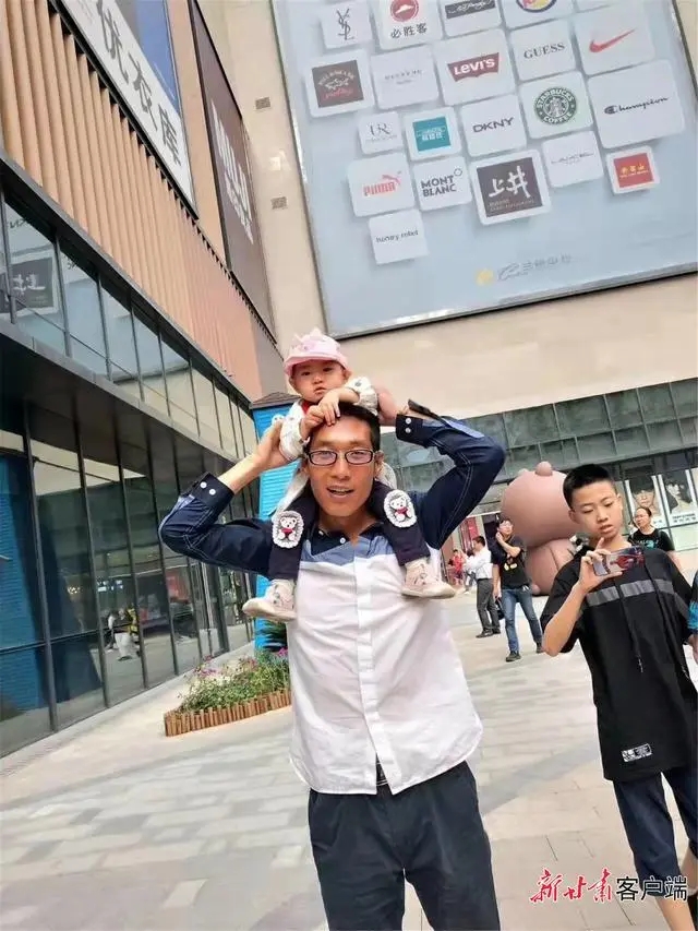 圖為王滿意和可愛的女兒