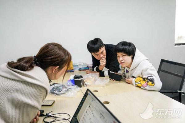 圖為馬寅青在與同事們討論問(wèn)題
