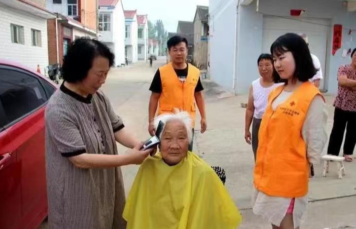 圖為栗紅連在進行義務理發(fā)