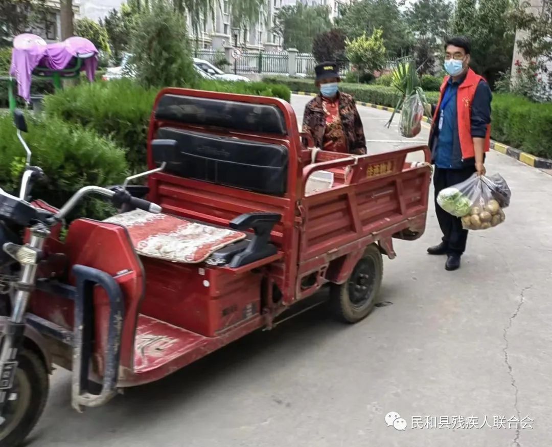 圖為疫情期間為殘疾群眾配送蔬菜