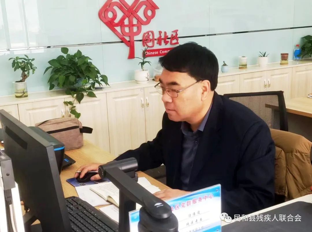 圖為冶維俊在社區(qū)服務(wù)大廳工作