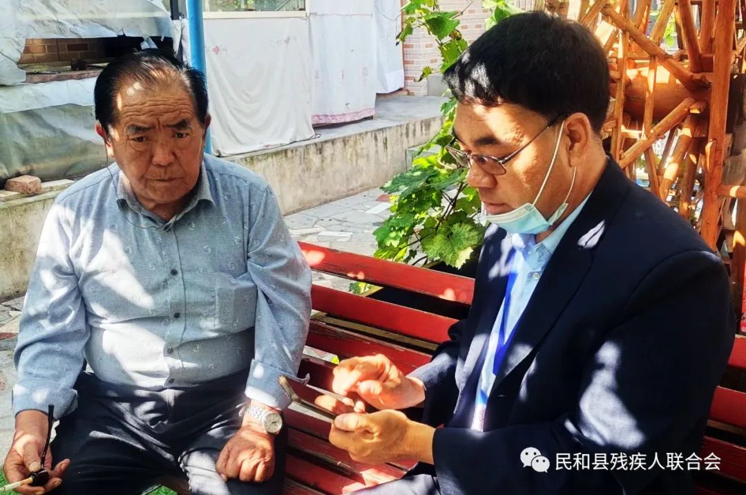 圖為冶維俊詢問轄區(qū)殘疾群眾的生活需求