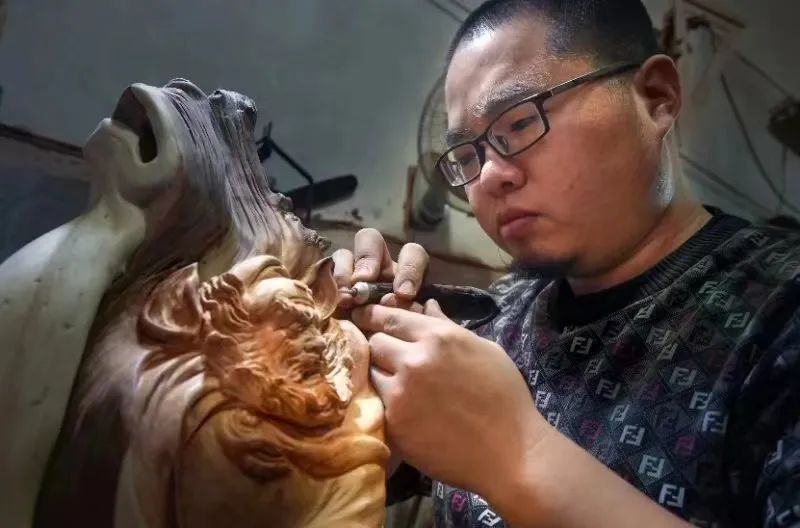 圖為創(chuàng)作中的詹明勇