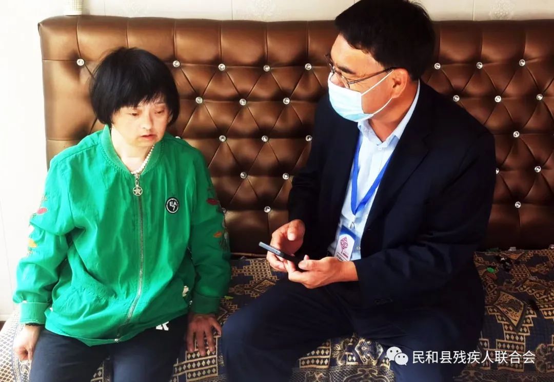 圖為冶維俊了解轄區(qū)殘疾群眾的就業(yè)需求