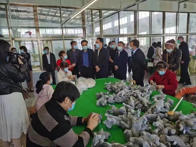 圖為工人們在工作中