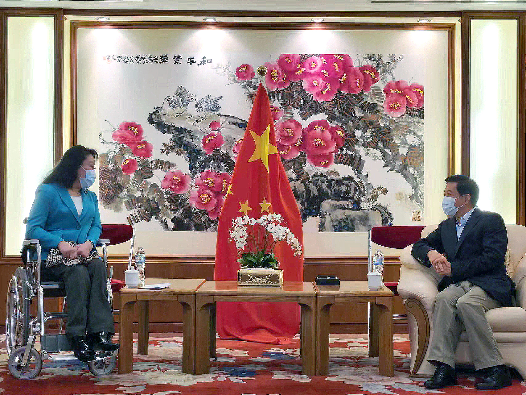 圖為張海迪與駐泰國大使韓志強會談