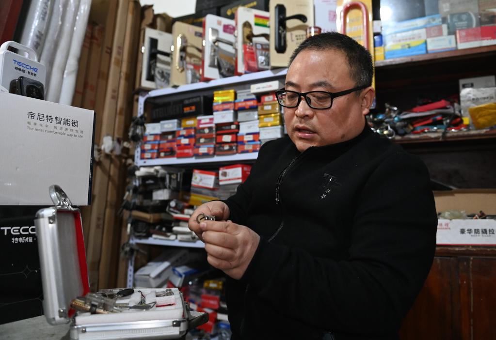 圖為蘇小泉在練習(xí)開鎖技術(shù)