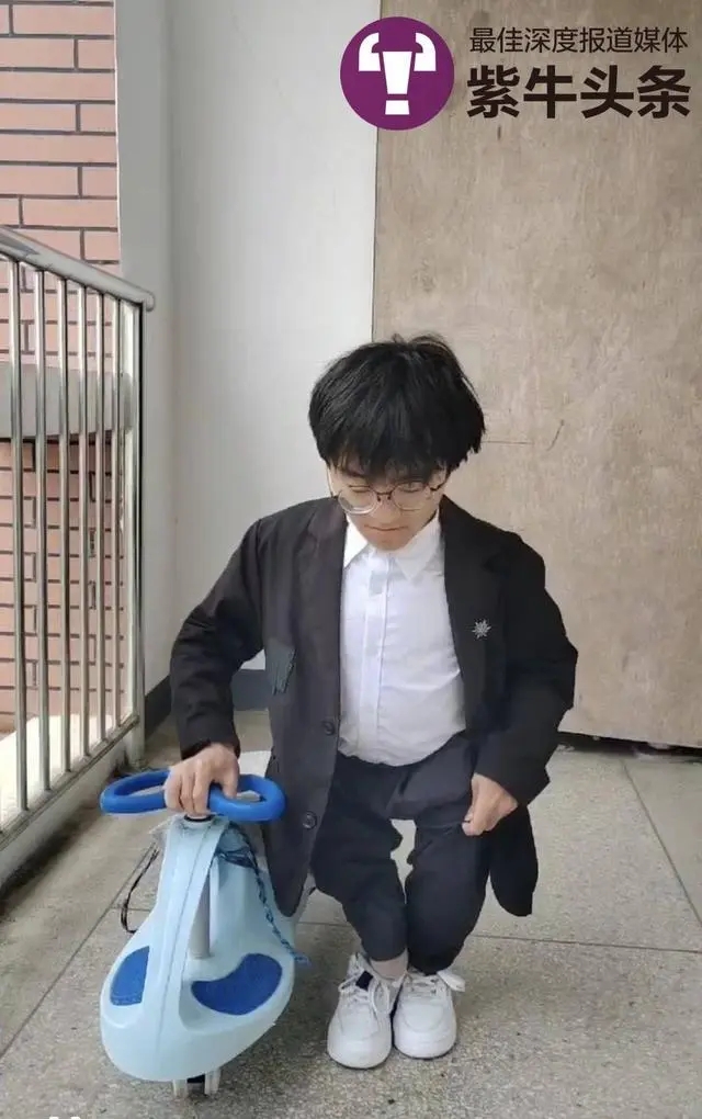 圖為穿上仿生外骨骼張亮能夠站立行走了