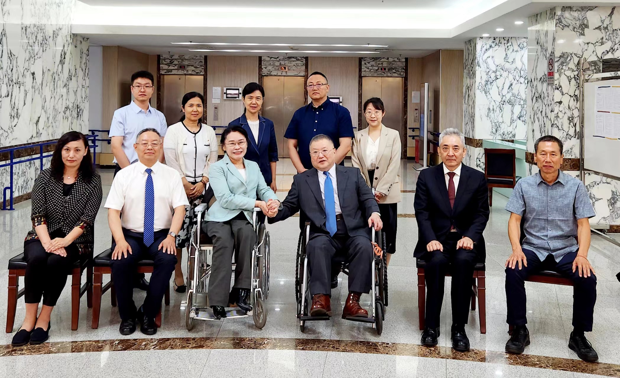 圖為張海迪會見日本藤田醫(yī)科大學(xué)法人才藤榮一一行