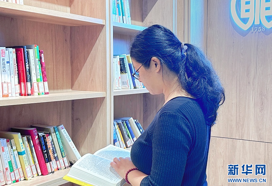 圖為譚樂正在圖書館看書