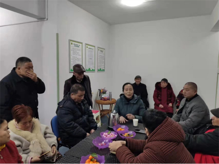 圖為劉玉霞與殘疾人朋友們聊天