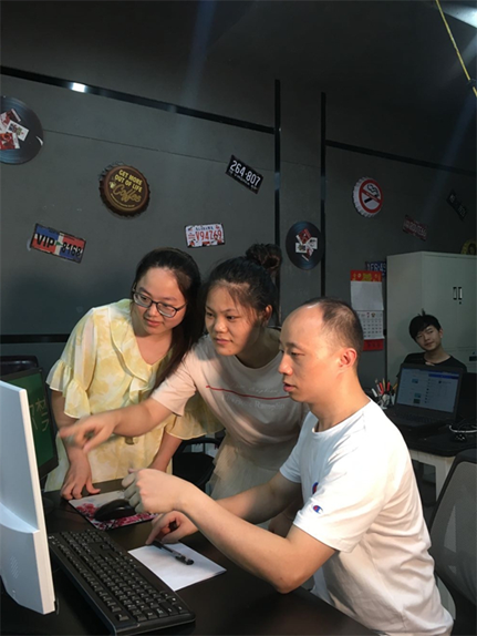 圖為團隊討論