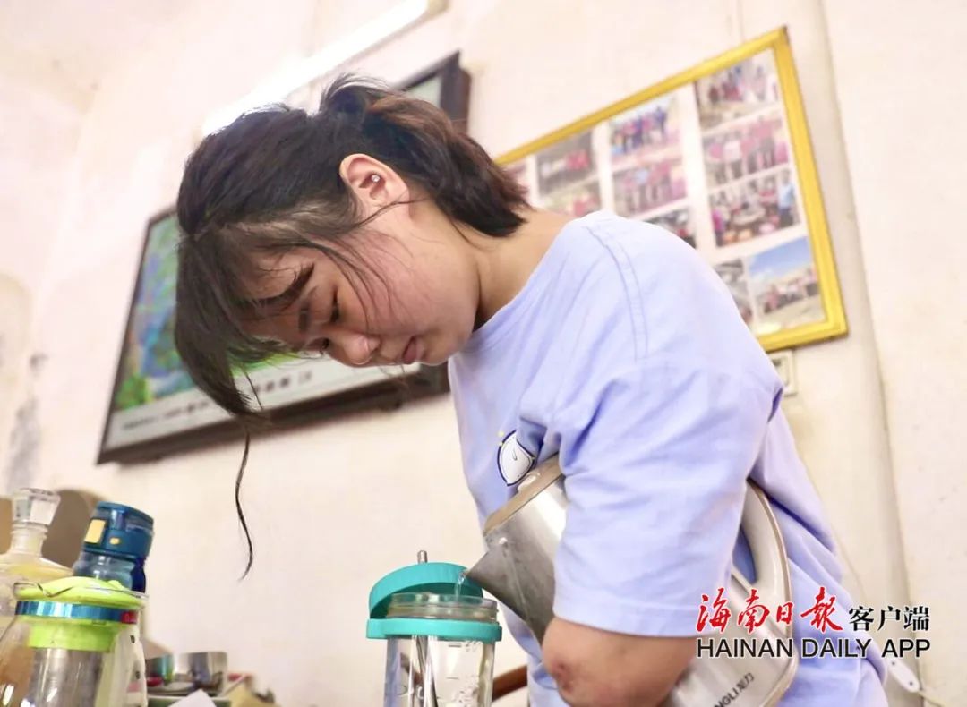 圖為廖玉婷借用上臂倒水
