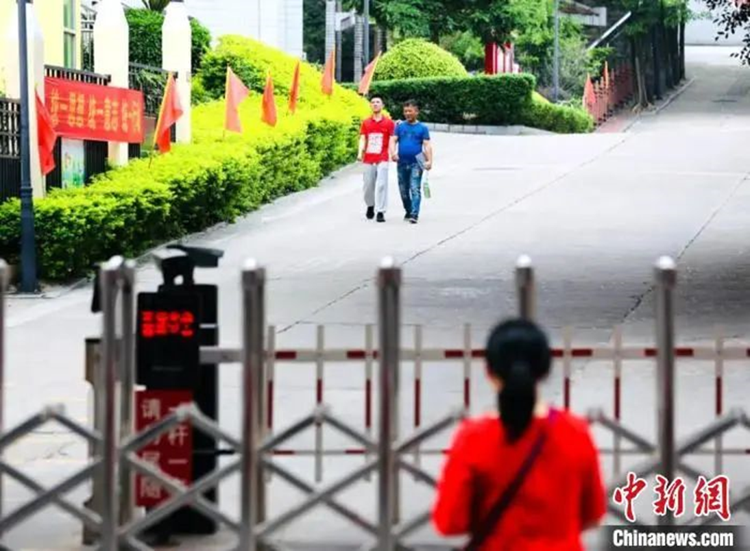 圖為黃鎮(zhèn)宇和父親即將走出考場母親已等候多時