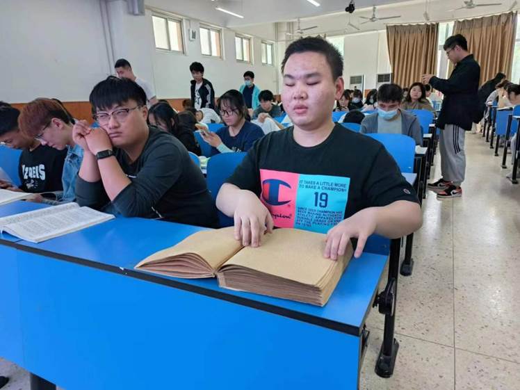 圖為魏權平在河南推拿職業(yè)學院學習
