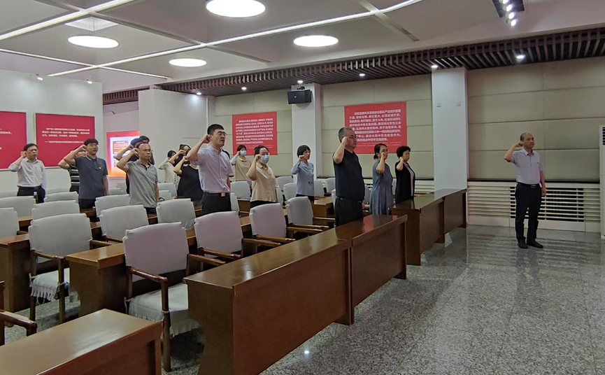 圖為康復(fù)部黨支部和華夏出版社第三黨支部黨員重溫入黨誓詞