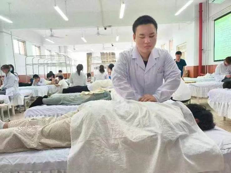圖為魏權平在河南推拿職業(yè)學院學習