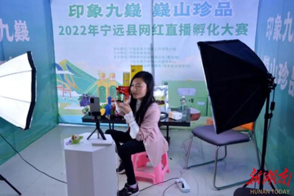 圖為楊敏參加寧遠縣首屆網(wǎng)紅直播孵化大賽