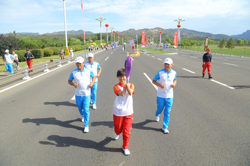 圖為郭二玲參加內(nèi)蒙古自治區(qū)第十五屆運(yùn)動(dòng)會(huì)和第六屆殘疾人運(yùn)動(dòng)會(huì)暨特奧會(huì)呼和浩特市火炬?zhèn)鬟f