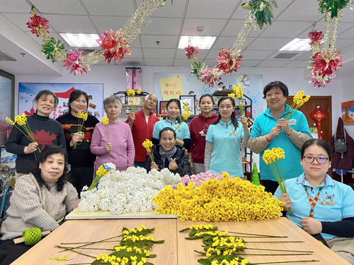 圖為唐占鑫帶領(lǐng)團(tuán)隊(duì)為2022年北京冬奧會和冬殘奧會制作頒獎花束
