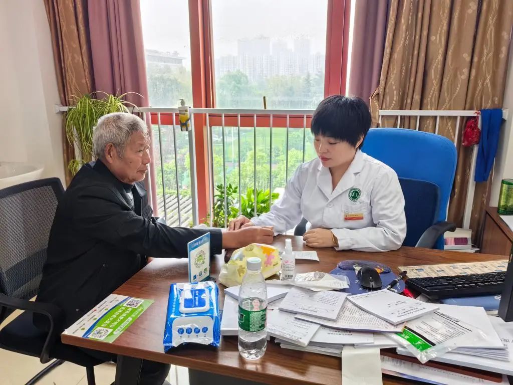 圖為李章利為病人看病