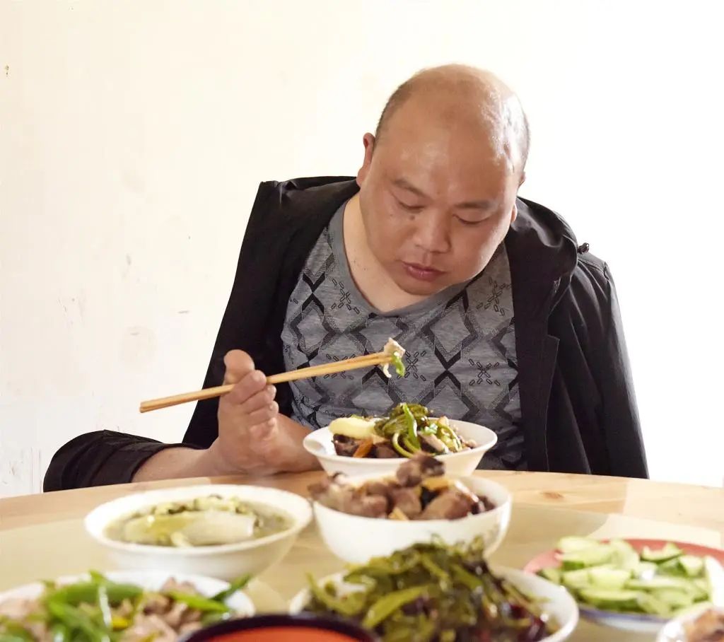 圖為李超自主吃飯