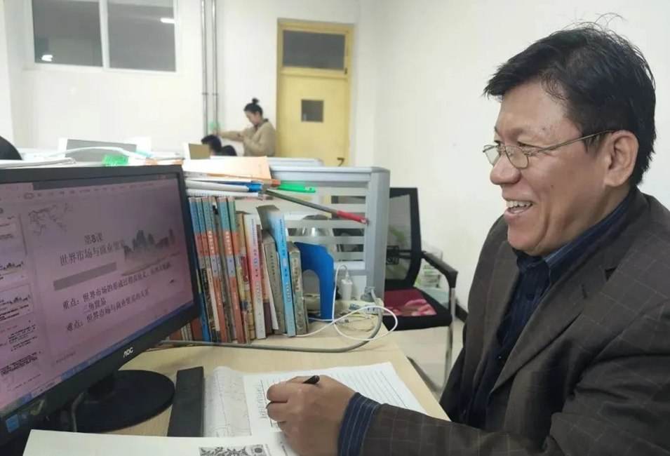 圖為孫增勤在備課