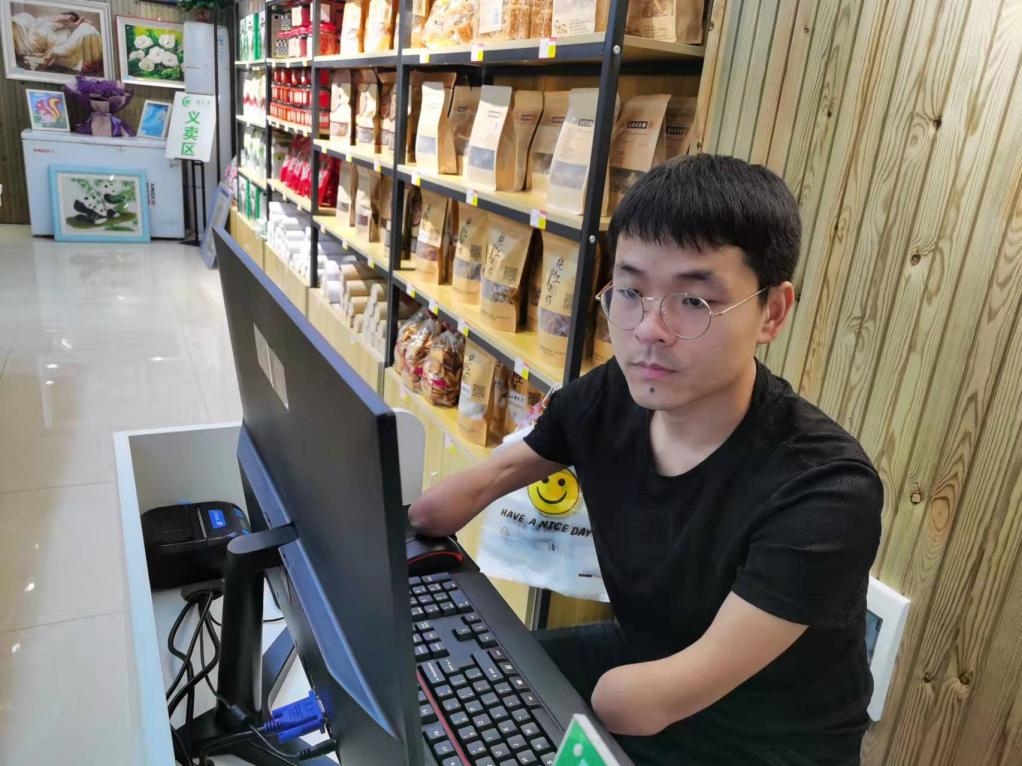 圖為彭軍使用電腦