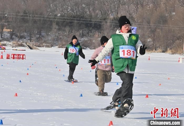 圖為運(yùn)動員在雪鞋走比賽中激烈比拼