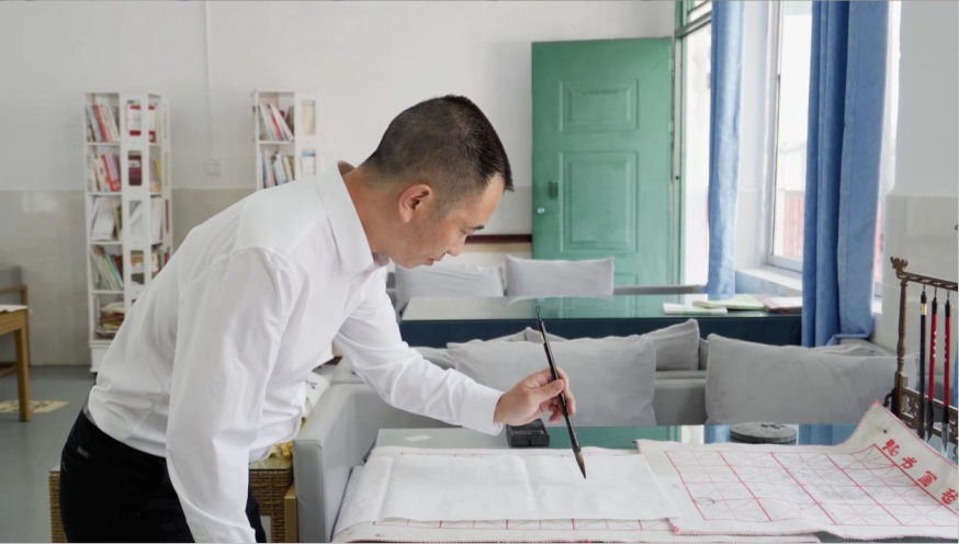 圖為石文平用左手練字