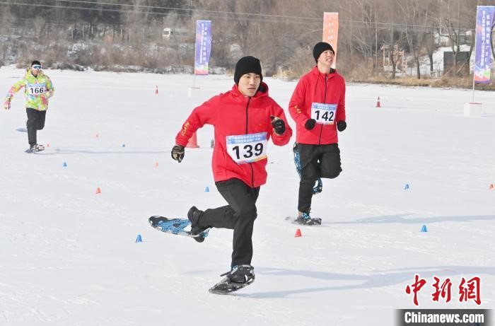 圖為運(yùn)動員在雪鞋走比賽中激烈比拼