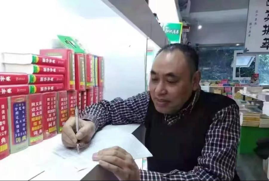 圖為萬(wàn)嘉清伏案寫(xiě)作